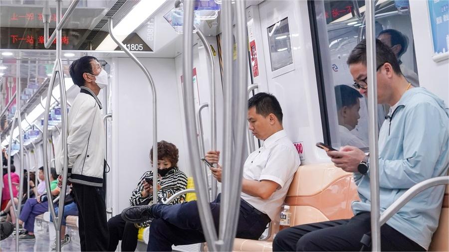 Amazing instinct of subway staff saving elderly