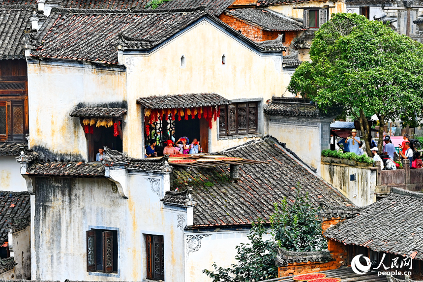 Villagers sun-dry crops in Wuyuan, E China's Jiangxi