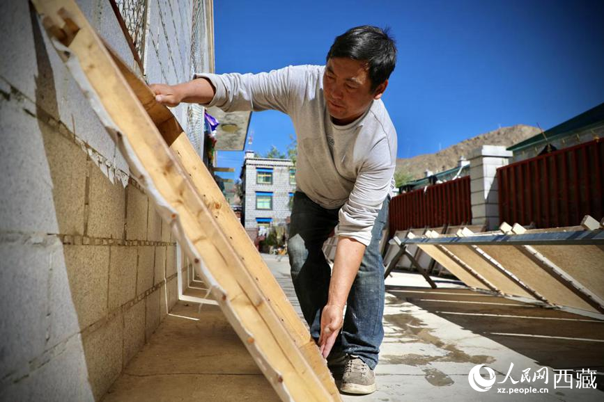 Inheritor dedicated to passing on millennium-old Tibetan paper-making craft