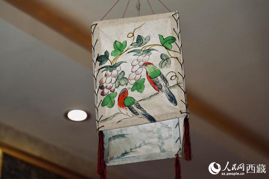 Inheritor dedicated to passing on millennium-old Tibetan paper-making craft