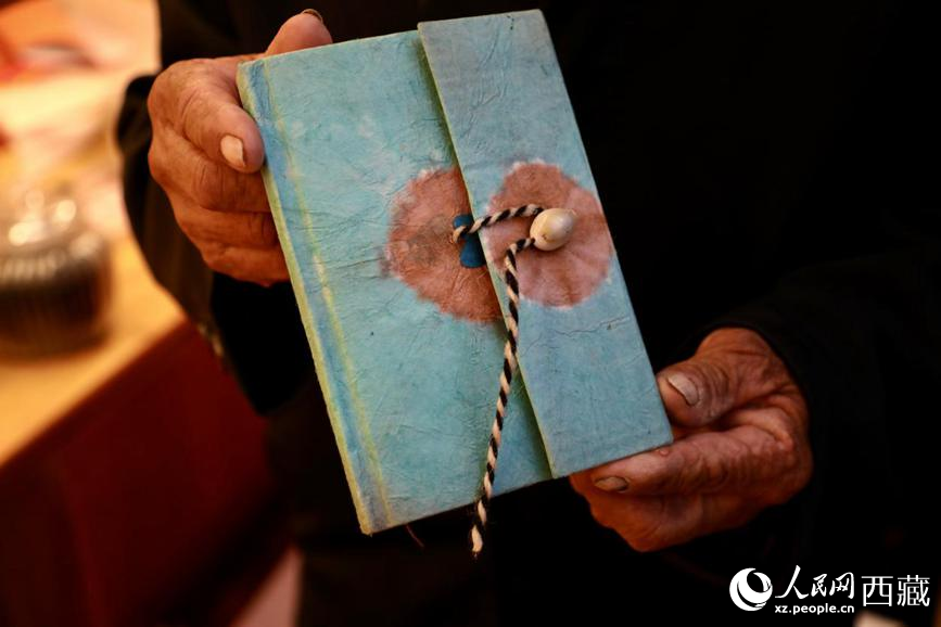 Inheritor dedicated to passing on millennium-old Tibetan paper-making craft