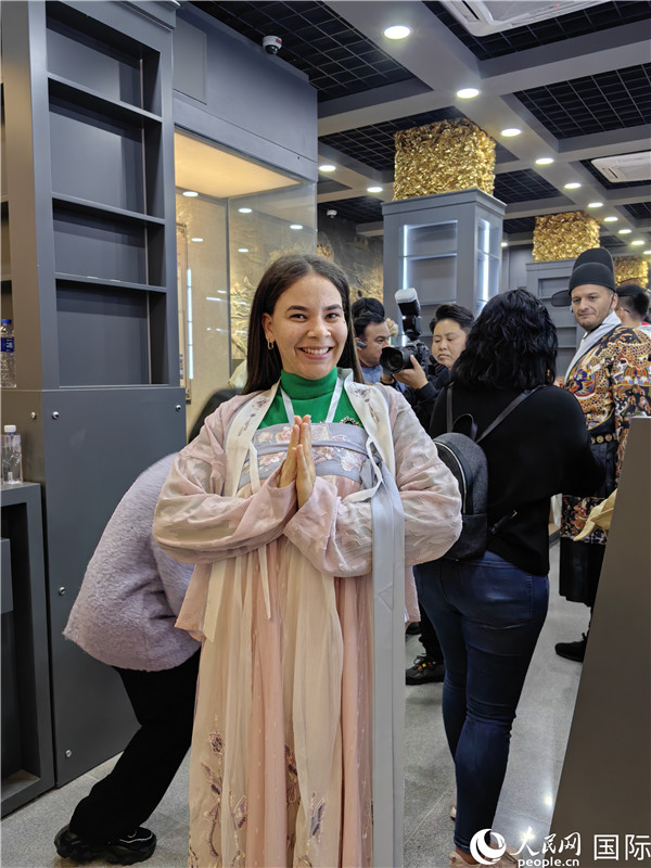 Foreign journalists explore enchanting folk customs in N China's Tianjin