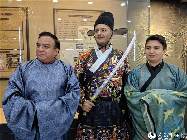 Foreign journalists explore enchanting folk customs in N China's Tianjin