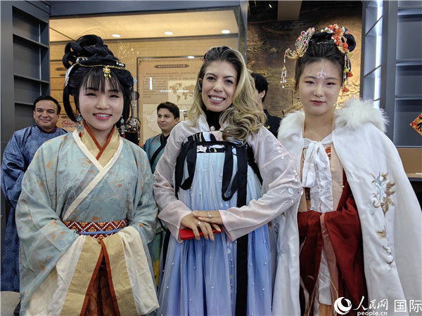 Foreign journalists explore enchanting folk customs in N China's Tianjin