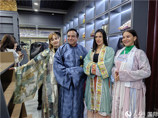 Foreign journalists explore enchanting folk customs in N China's Tianjin
