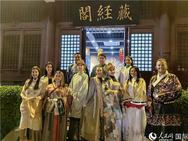 Foreign journalists explore enchanting folk customs in N China's Tianjin