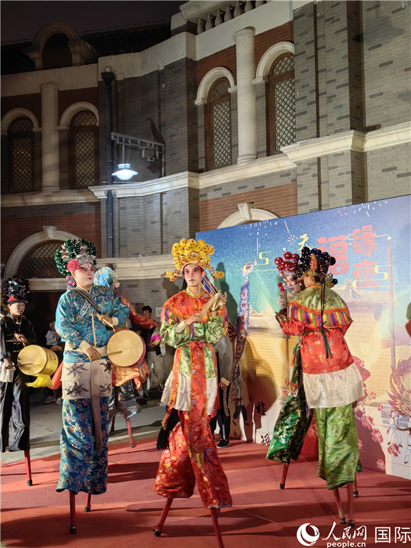 Foreign journalists explore enchanting folk customs in N China's Tianjin