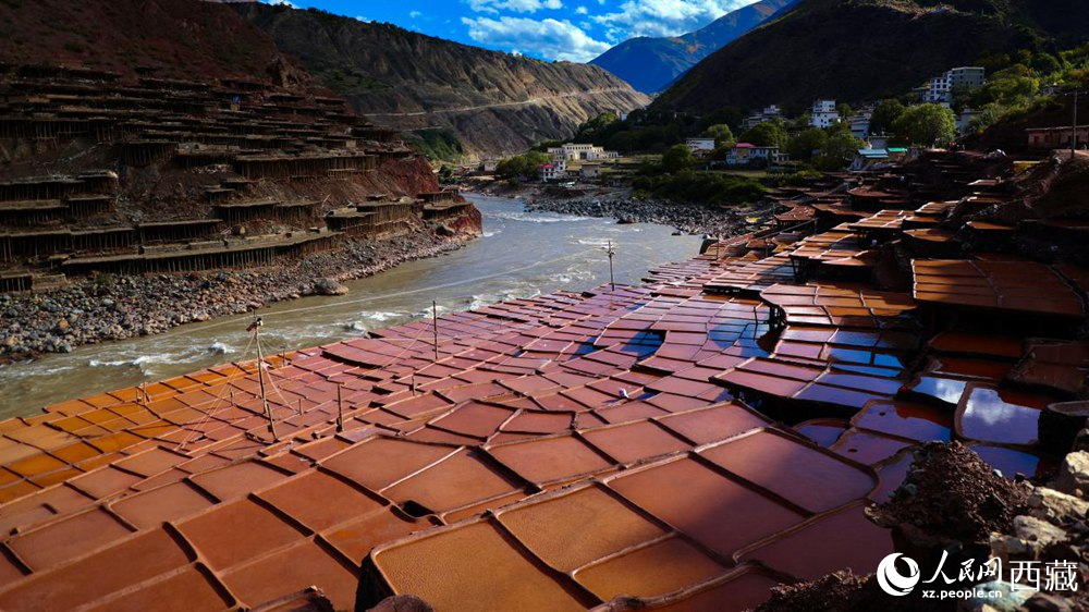 Magnificent scenery of millennium-old salt pans in Qamdo, SW China’s Xizang
