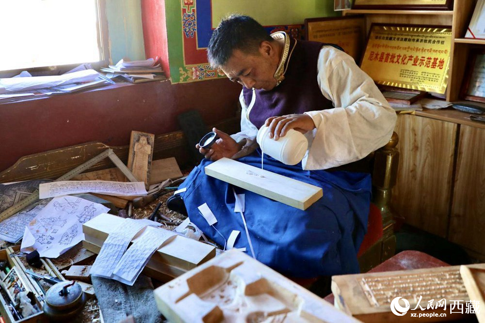 Inheritor dedicated to passing on ancient Pusum hand-engraving in SW China's Xizang