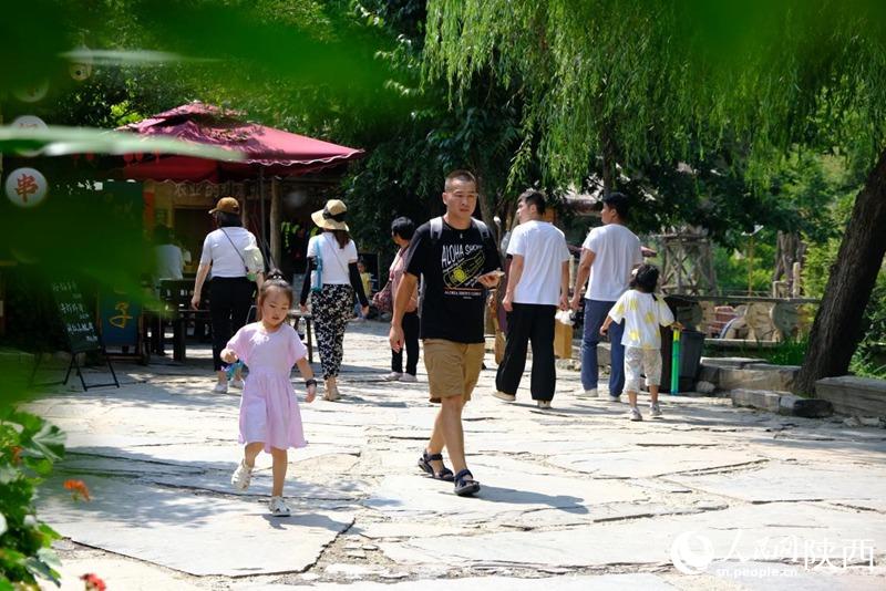 Village in NW China's Shaanxi transforms into thriving tourist resort by harnessing natural resources