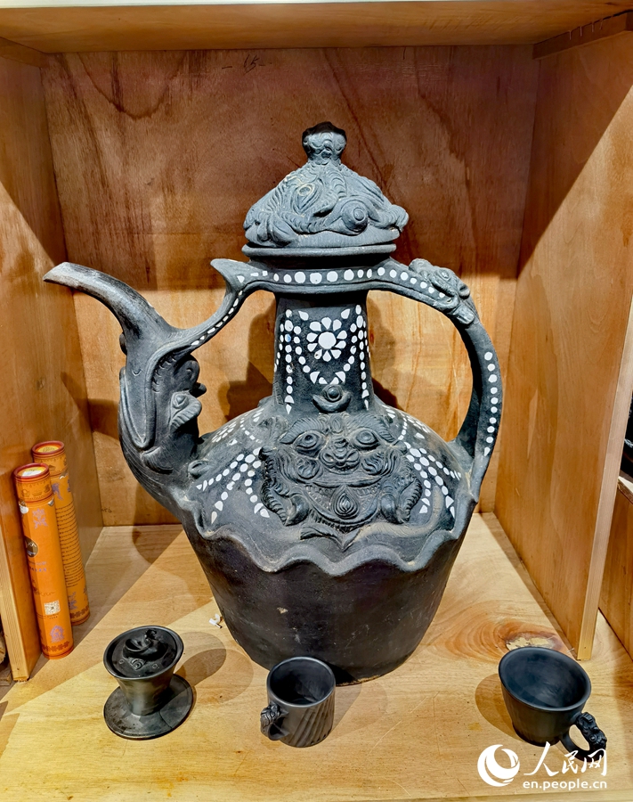 Discover beauty of black pottery in SW China's Yunnan