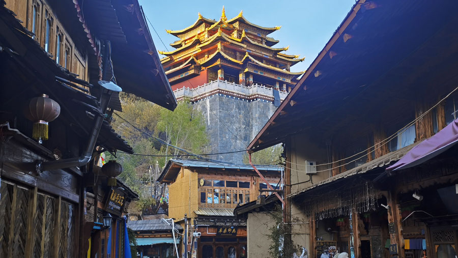 Exploring the ancient town of Dukezong in Shangri-La