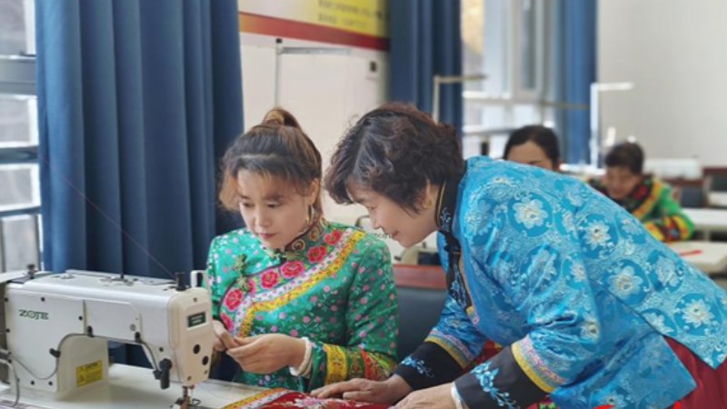 Villagers in NW China's Qinghai march toward prosperity through fish breeding, embroidery