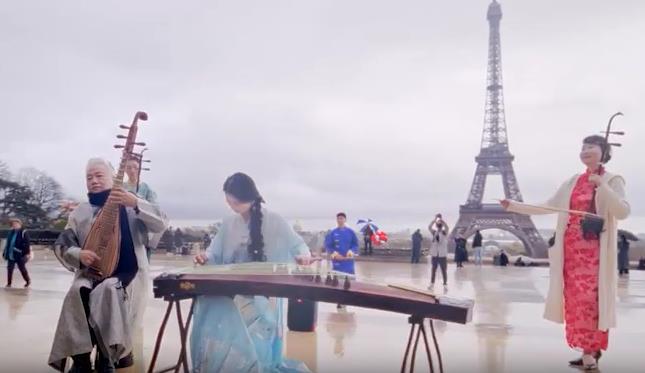 Flash mob playing Chinese instruments makes a stir in Paris