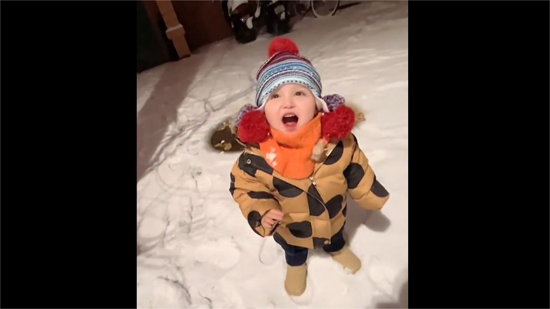 Kid wows when seeing snow for the first time