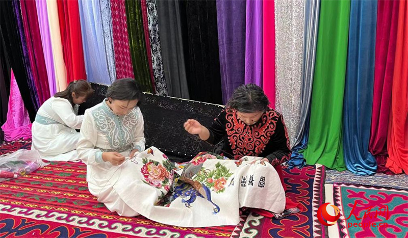 Embroidery cooperative dedicated to inheritance of Kirgiz embroidery in NW China's Xinjiang