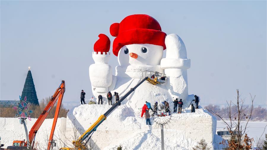 18-meter-tall snowman appears in Northeast China