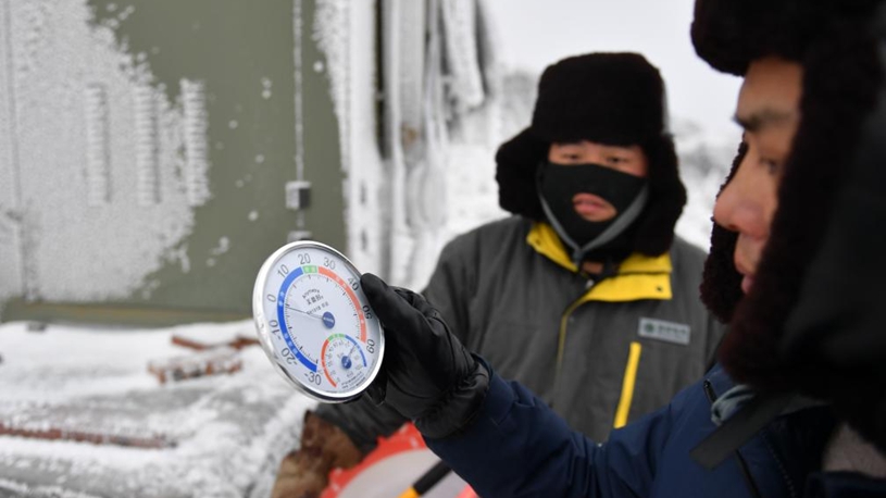 Technicians ensure power supply amid cold wave in central China's Hunan