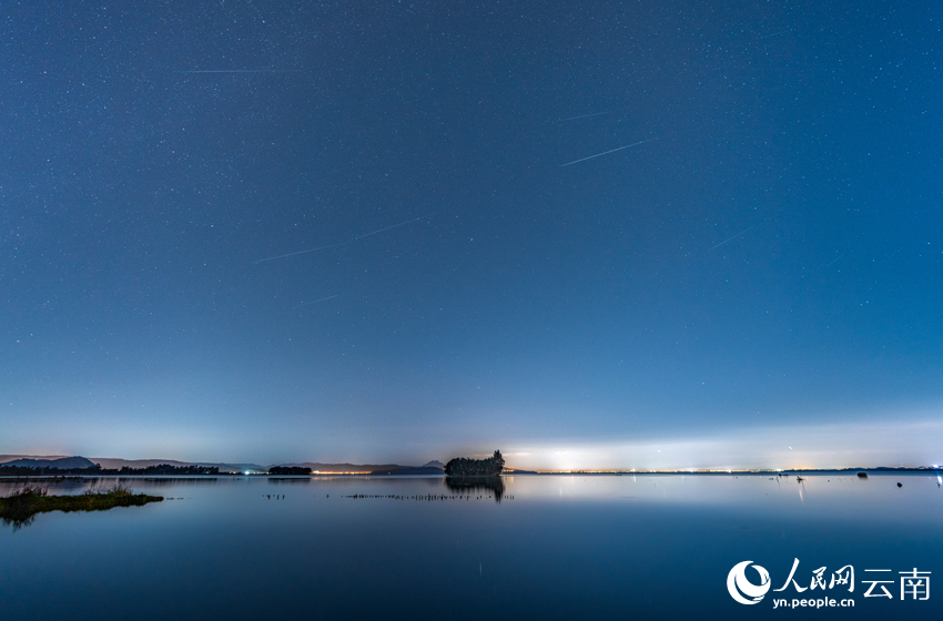 Stunning star trails captured over Dianchi Lake in SW China's Yunnan