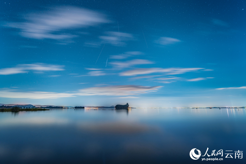 Stunning star trails captured over Dianchi Lake in SW China's Yunnan