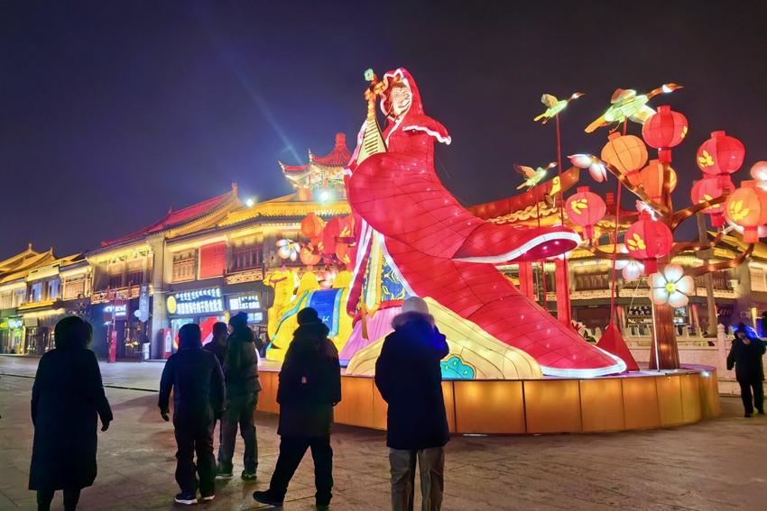 Beautiful lanterns light up Hohhot's winter nights