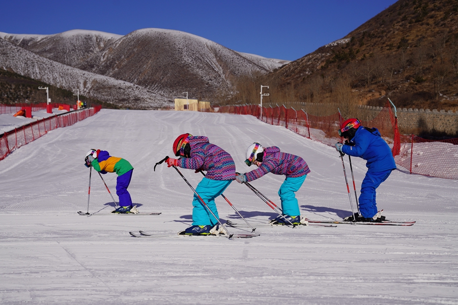 Students embrace winter sports in Ulanqab, north China's Inner Mongolia