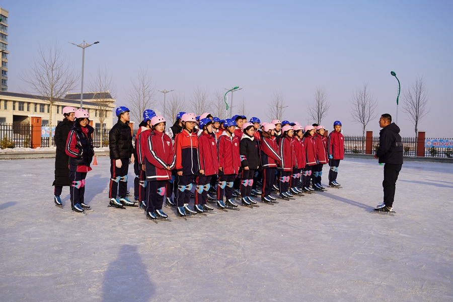 Students embrace winter sports in Ulanqab, north China's Inner Mongolia