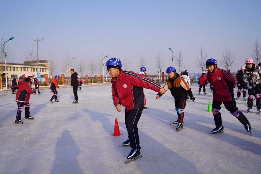 Students embrace winter sports in Ulanqab, north China's Inner Mongolia