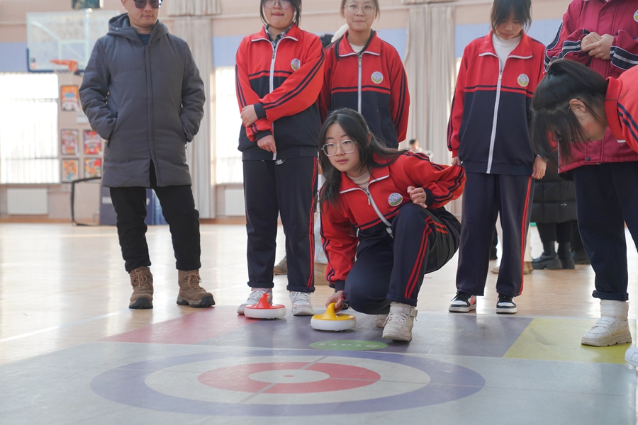 Students embrace winter sports in Ulanqab, north China's Inner Mongolia