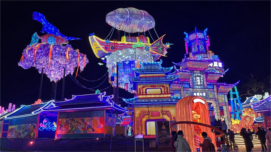 Dragon lanterns create festive atmosphere in Nanjing