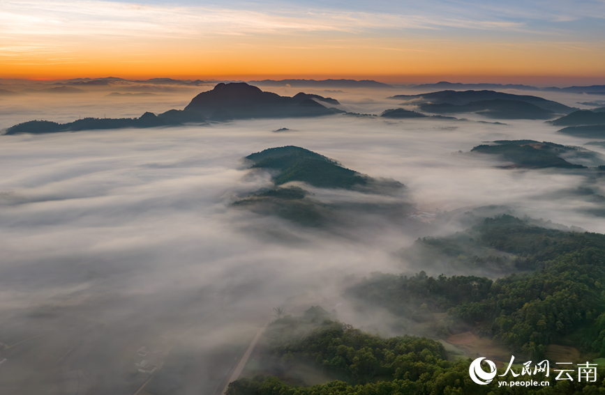 Stunning view of sea of clouds in Pu'er city, SW China's Yunnan