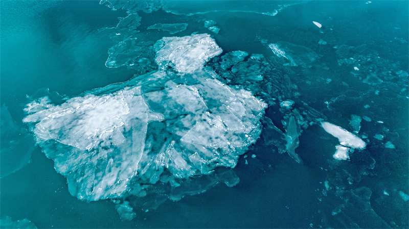 Explore stunning winter scenery of Qinghai Lake