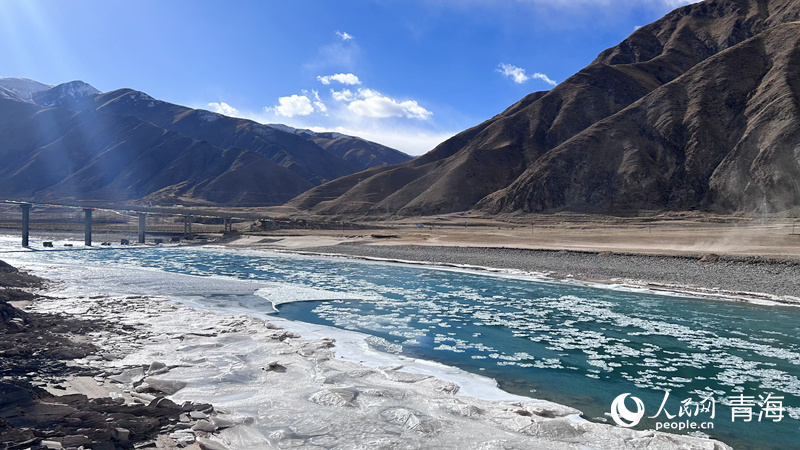 'Ice flowers' bloom on China's Tongtian River amid winter chill