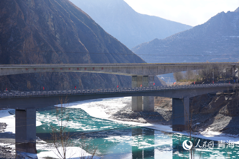 'Ice flowers' bloom on China's Tongtian River amid winter chill