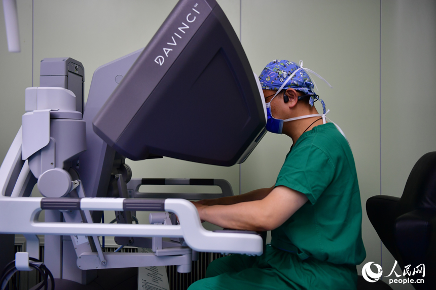 Robot assists partial splenectomy surgery in E China's Jiangxi