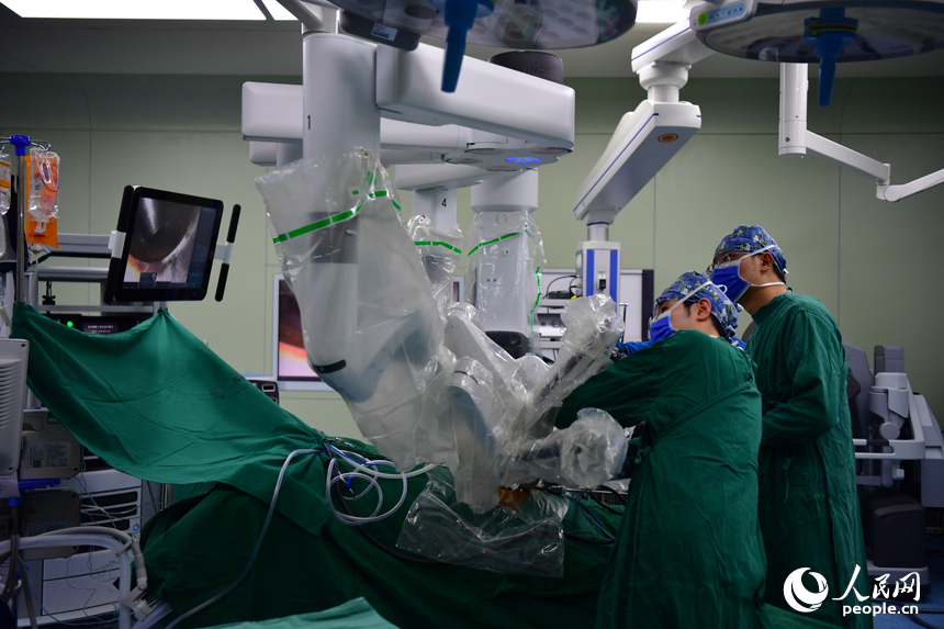 Robot assists partial splenectomy surgery in E China's Jiangxi