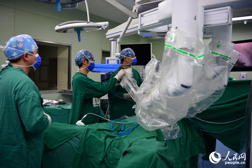 Robot assists partial splenectomy surgery in E China's Jiangxi