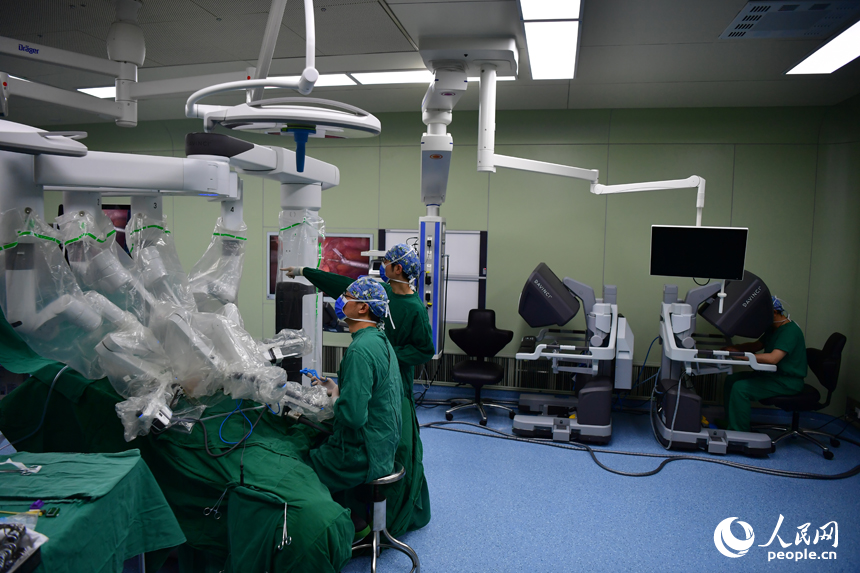 Robot assists partial splenectomy surgery in E China's Jiangxi