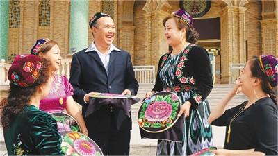 Talented male embroiderer promotes Uygur embroidery, leads fellow villagers to prosperity