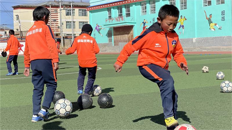 Students chase football dream in Qumalai, NW China's Qinghai