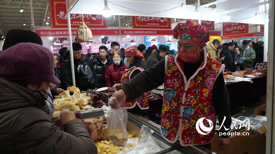 China's consumer market enjoys festive aura as Spring Festival approaches