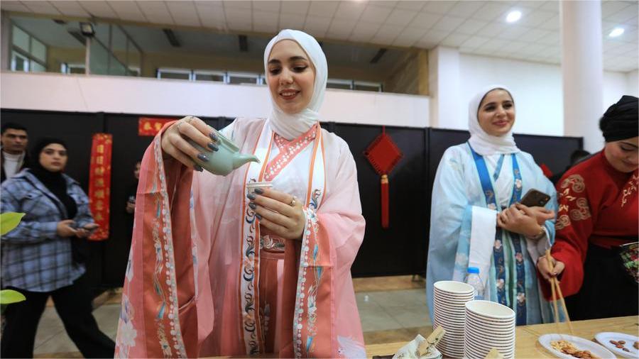 Jordanian students learn about Chinese Spring Festival culture