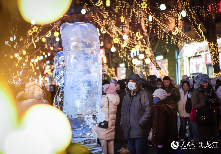 Colorful ice lanterns attract tourists in China's 'ice city' Harbin