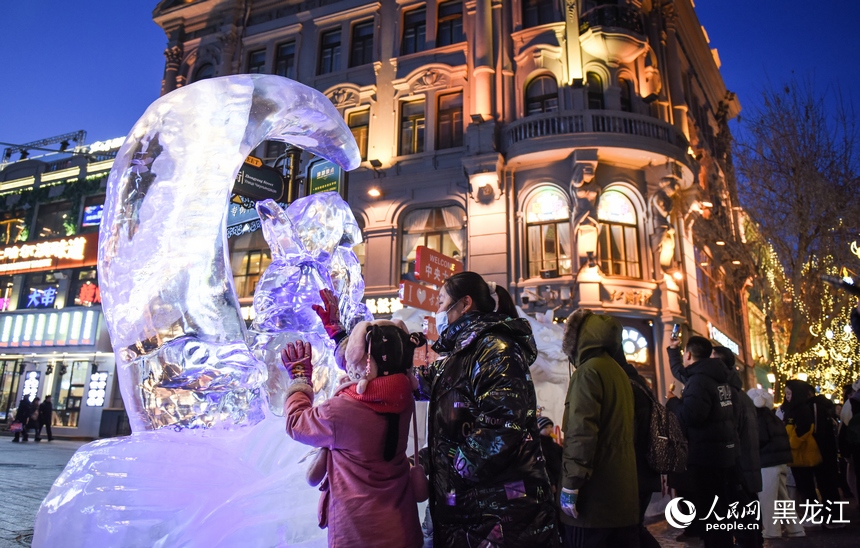 Colorful ice lanterns attract tourists in China's 'ice city' Harbin