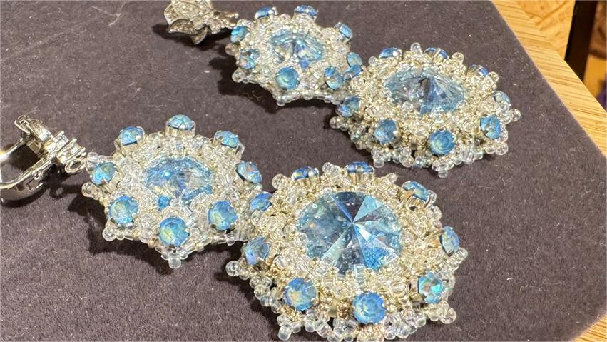 Artistry of Xiamen glass bead embroidery