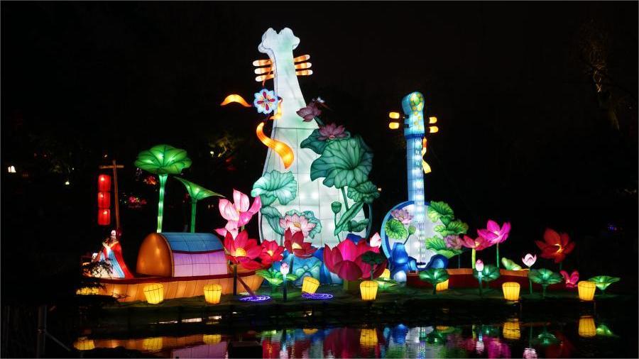 Splendid lanterns illuminate Baotu Spring in Shandong