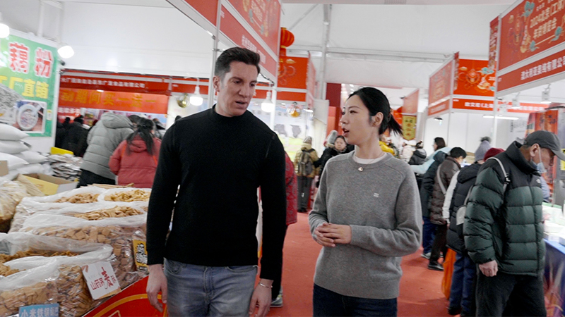 Feeling Spring Festival vibes at Beijing's New Year's market