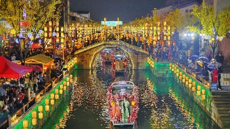 Spring Festival travel rush mirrors bright future of China