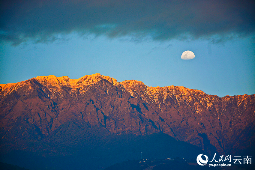 Enchanting sunset, moonlit splendor at Cangshan Mountain