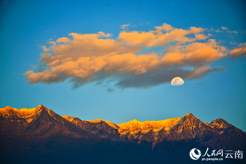 Enchanting sunset, moonlit splendor at Cangshan Mountain